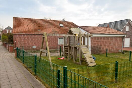 Hauseigener Spielplatz, natürlich vom Rest durch Zaun getrennt