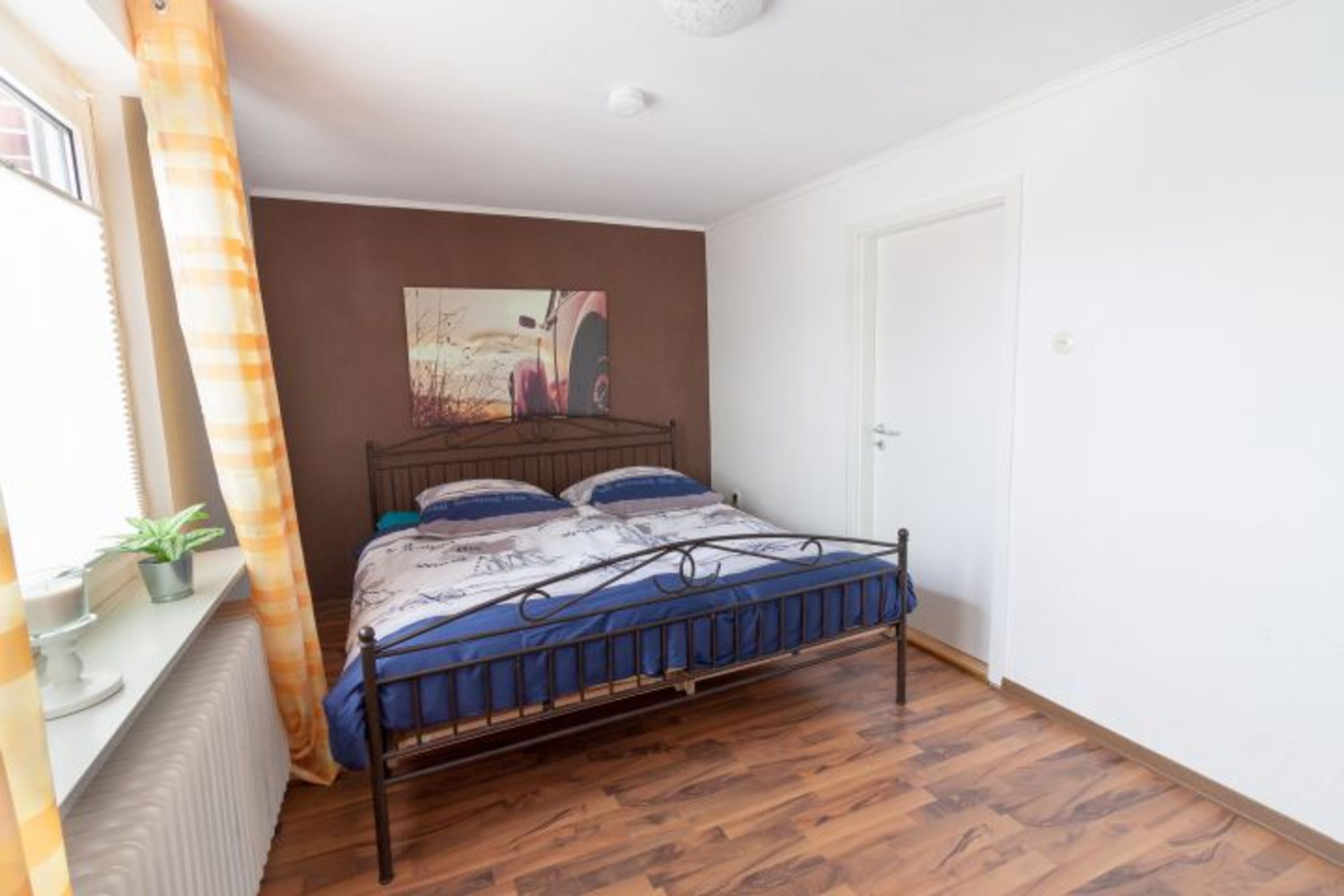Schlafzimmer mit Doppelbett, durchgehende Matratze