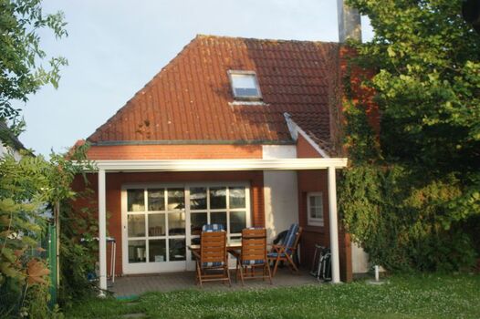 Überdachte Terrasse mit Gartenmöbeln