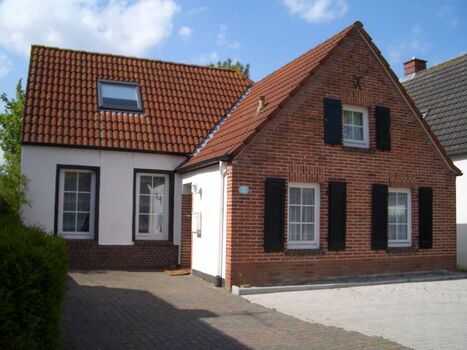 Eingang mit 2 Parkplätzen