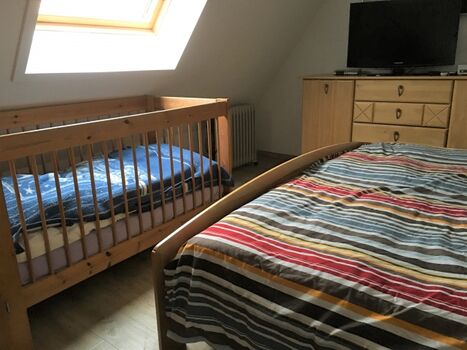 Zweites Schlafzimmer oben mit Kinderbett