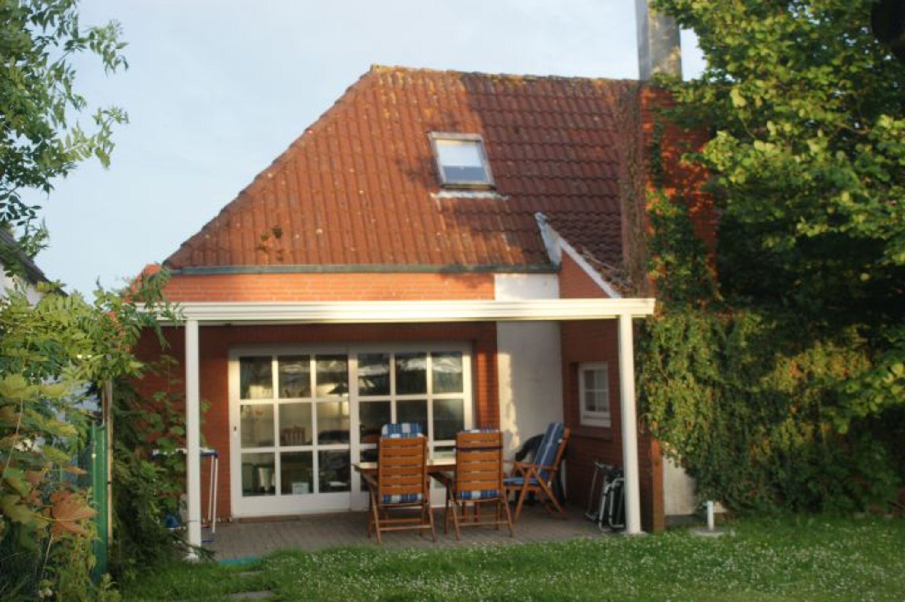 Überdachte Terrasse mit Gartenmöbeln