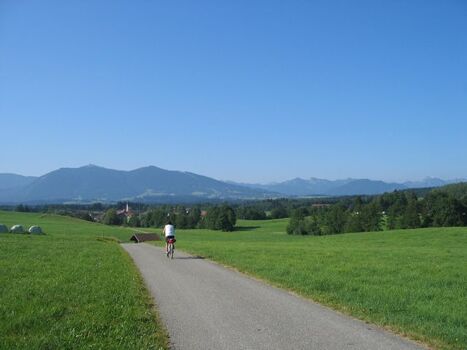 Radtour Richtung Schöffau - im Hintergrund das Hörnle (Bad Kohlgrub)
