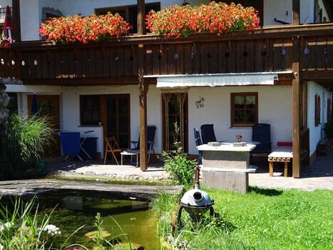 Terrasse Ferienwohnung mit Zugang zu Küche und Fernsehzimmer
