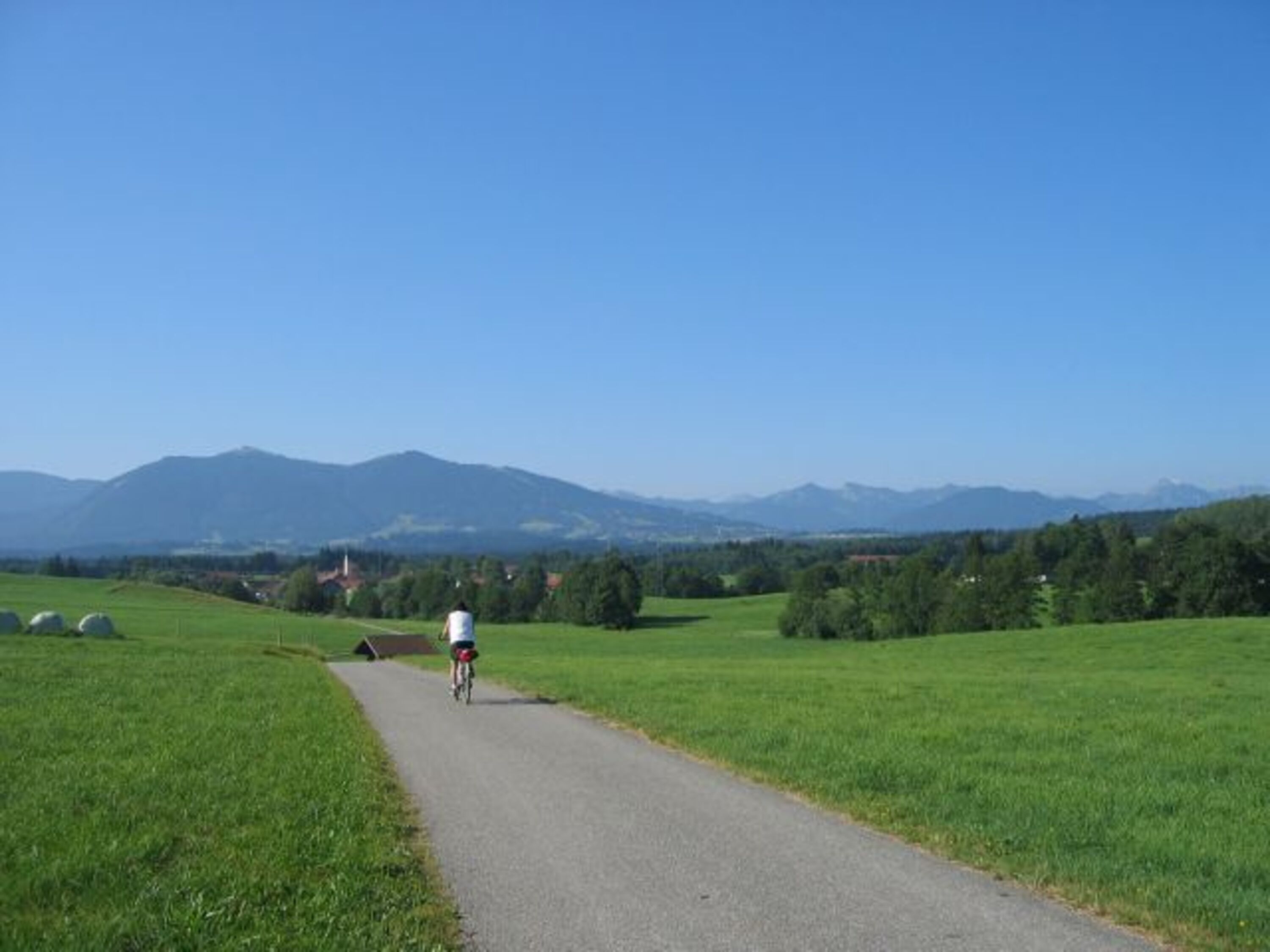 Radtour Richtung Schöffau - im Hintergrund das Hörnle (Bad Kohlgrub)