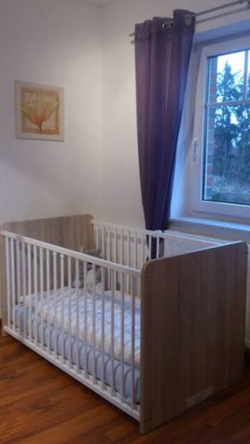 Auch ein Babybett ist vorhanden