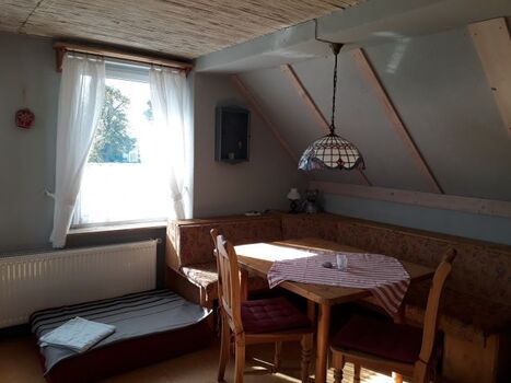 Eßplatz, daneben Hundeplätzchen 