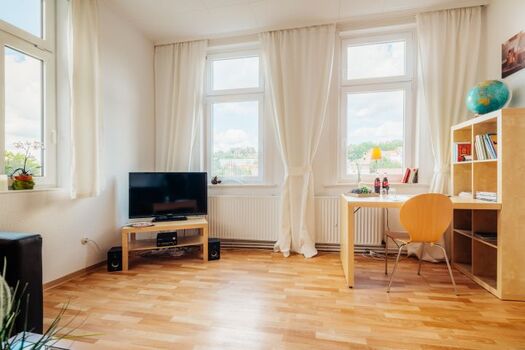 Wohnzimmer mit 3 Fenstern