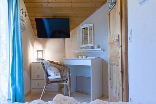 2. Schlafzimmer mit Queen-Size-Bett und Balkon