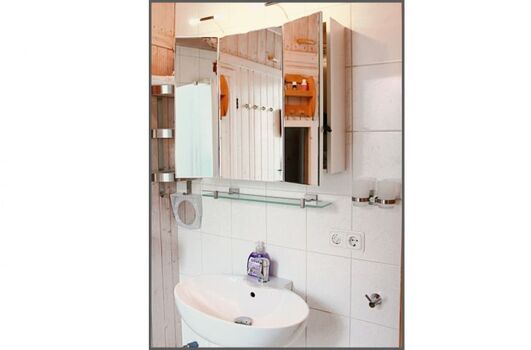 Spiegelschrank im Bad