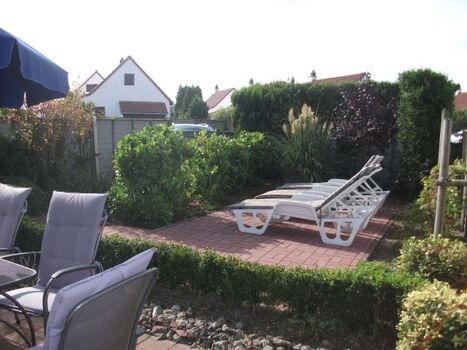 Gartenteilansicht mit Liegen