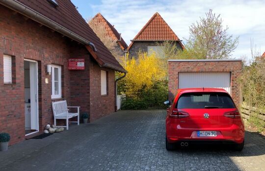 Eingang und Parkplatz Haus Strand