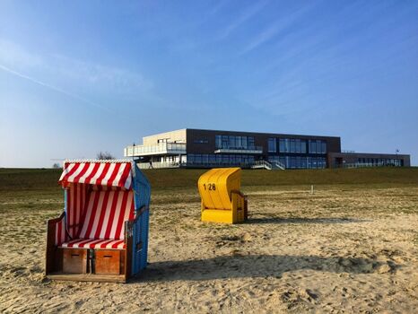 Dangaster Strand mit Schwimmbad im Hintergrund