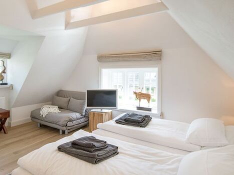 Schlafzimmer mit Doppelbett und Schlafsofa 