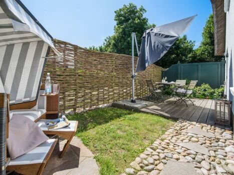 Garten mit Strandkorb und Terrasse
