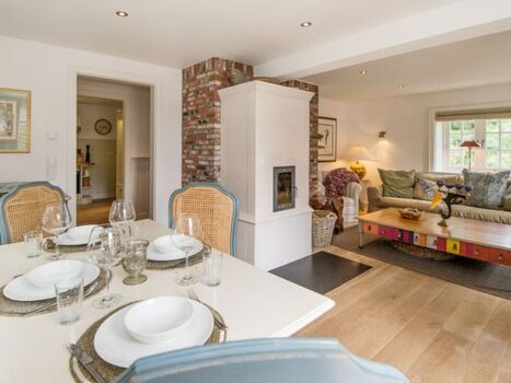 Ess- und Wohnzimmer mit Ofen 