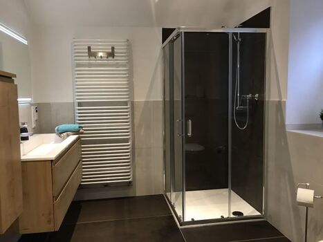 Das obere Bad mit Dusche 