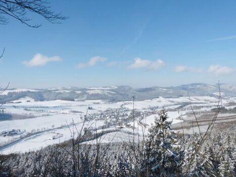Blick übers winterliche Hochsauerland 
