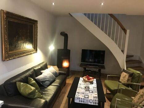 Gemütliches Wohnzimmer mit Treppe nach oben 