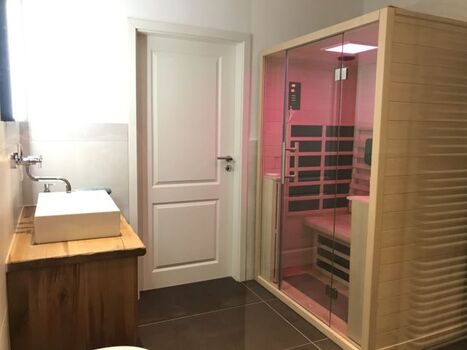 Die Infrarotkabine im unteren Bad 