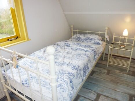 Schlafzimmer mit 2 Einzelbetten OG links