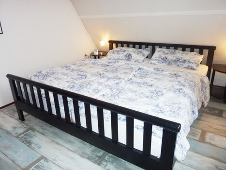 Schlafzimmer mit Doppelbett OG rechts