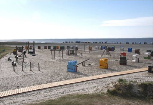 Strand von Neßmersiel mit Spielplatz und separatem Hundestrand