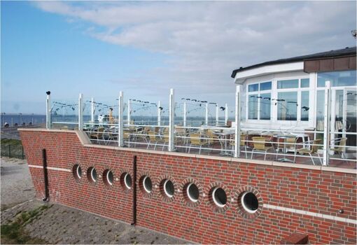 Hafen-Cafe am Strand von Neßmersiel