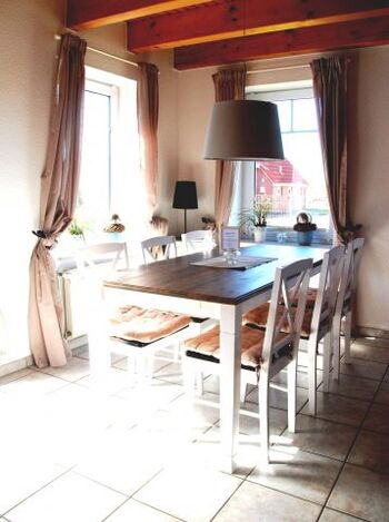 offenes Esszimmer im Landhausstil