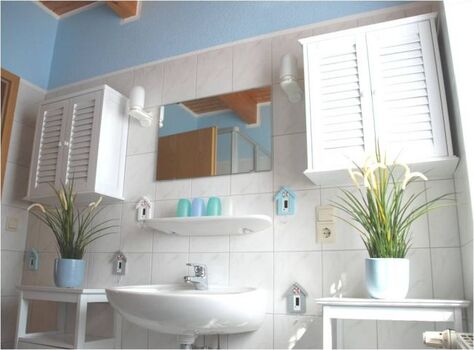 Badezimmer mit WC und Dusche (EG)