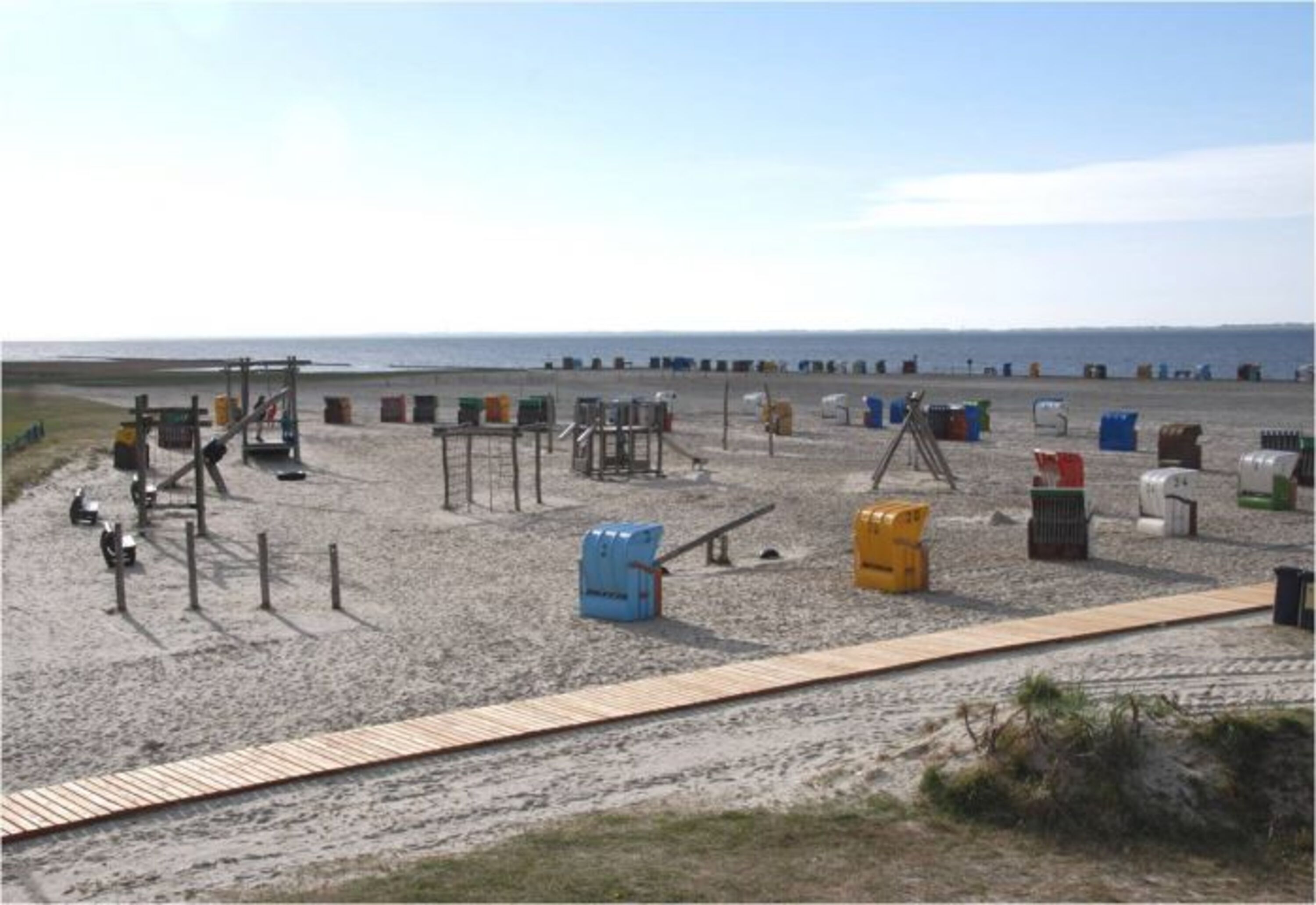 Strand von Neßmersiel mit Spielplatz und separatem Hundestrand