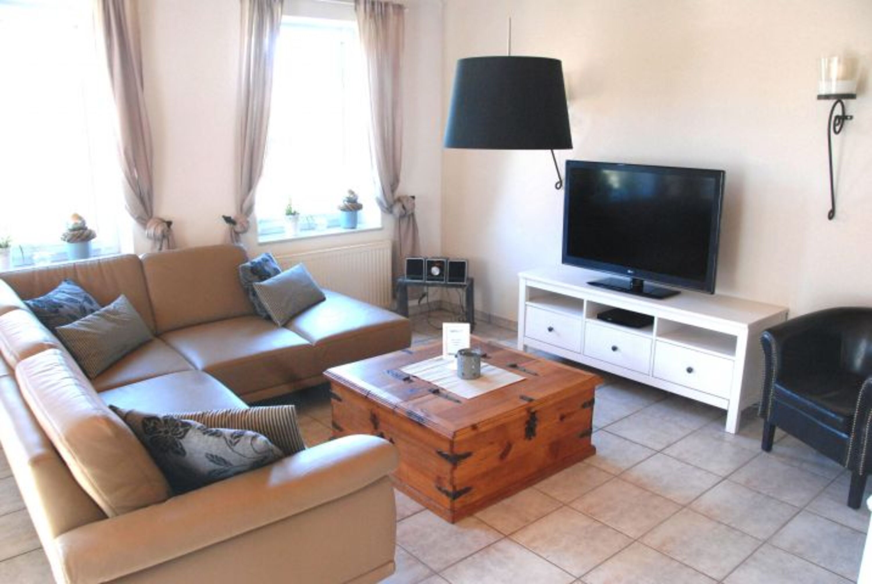 Wohnzimmer mit großem Flachbildschirm TV