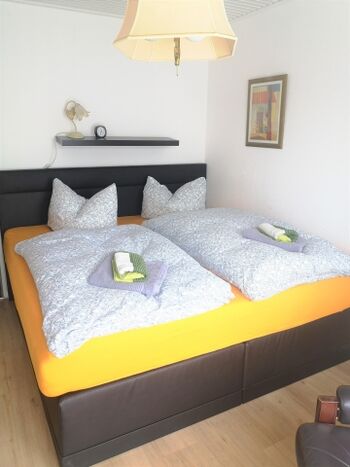 Schlafzimmer 3 hinten links mit Boxspringbett