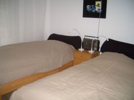 Schlafzimmer 2 vorne links mit 2 Einzelbetten, die bei Bedarf zusammengeschoben werden können