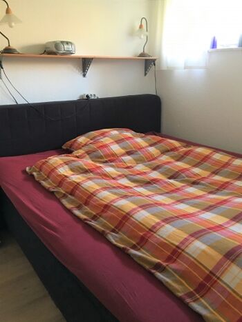 Schlafzimmer 1 vorne rechts mit Boxspringbett