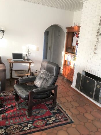 Schreibtisch und Kamin mit 1 Sessel