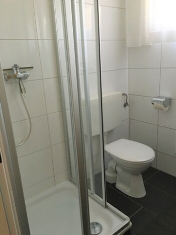 Daneben liegendes Bad mit Fenster