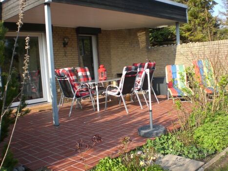 teilüberdachte Terrasse mit Sitzplatz