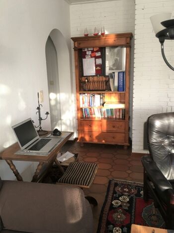 Schreibtisch und Bücherregal