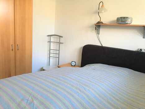 Schlafzimmer1 mit Kleiderablage und -schrank