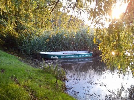 Ruderboot an der Badestelle