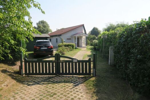 Zufahrt und Parkplatz