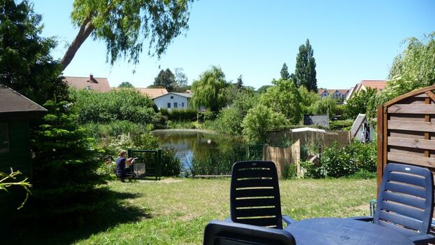 Terrasse und Blick auf den kleinen See
