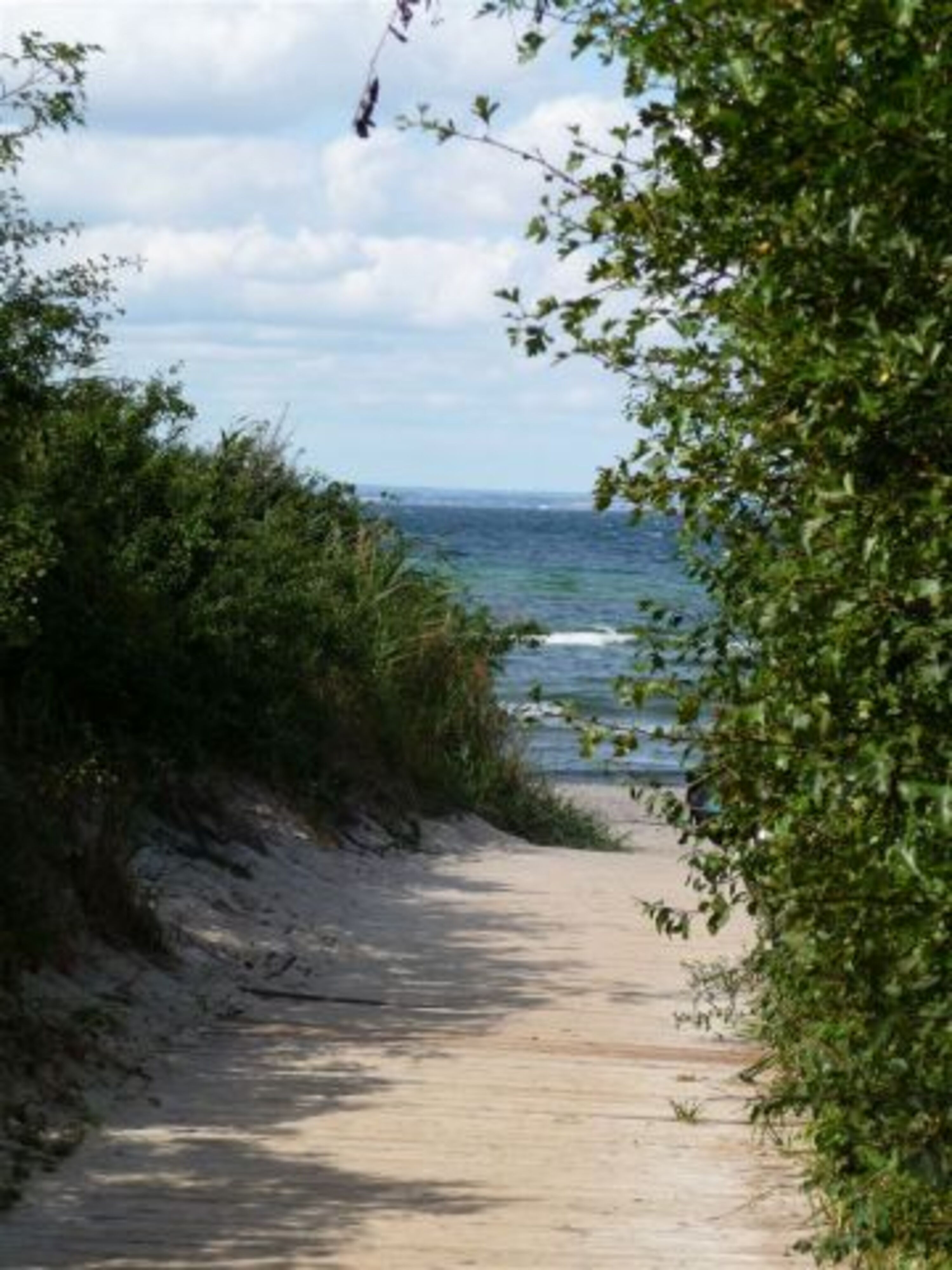 hier mündet der kleine Fussweg in den Strand