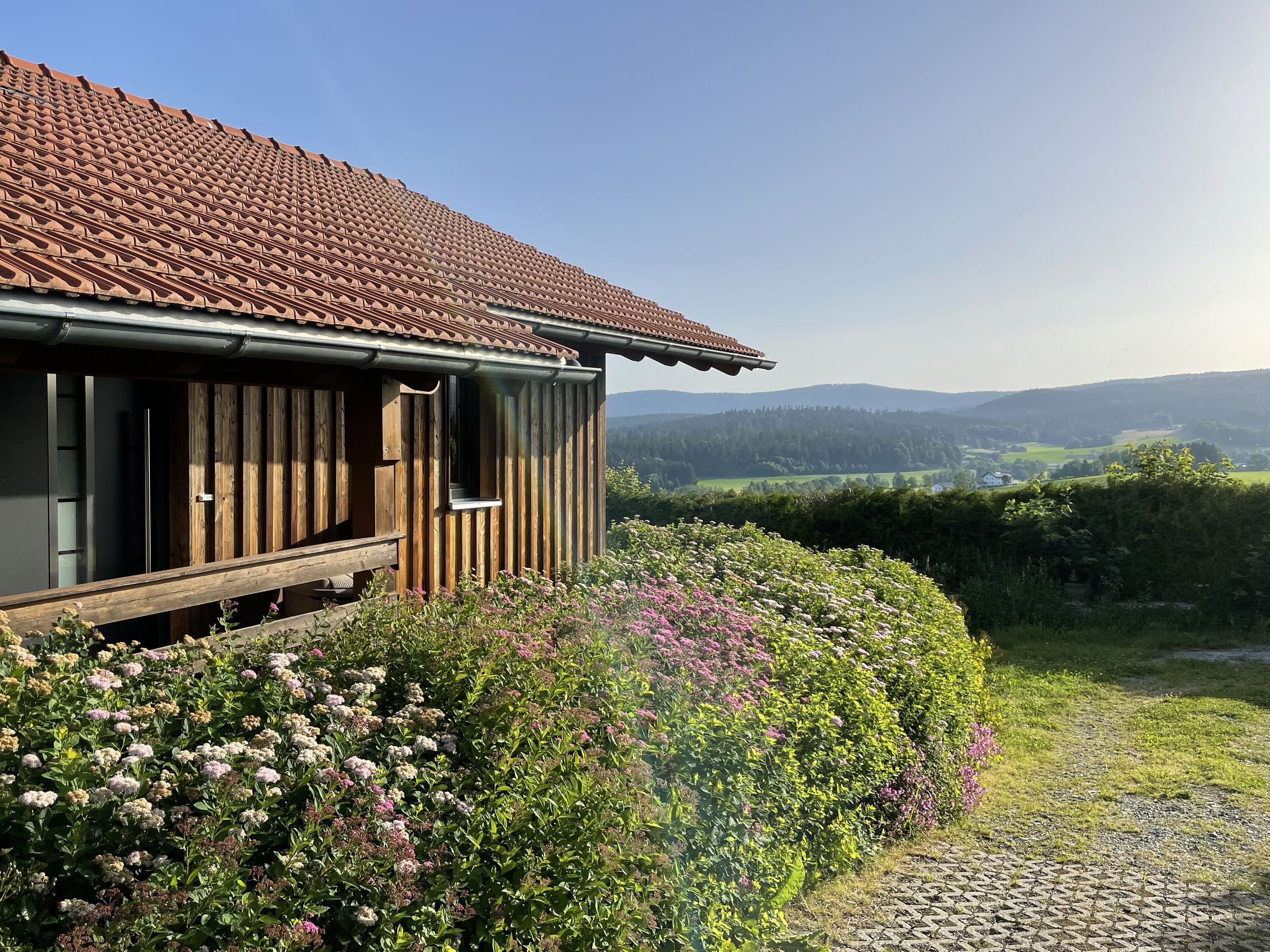 Haus Waldeck mit Hund
