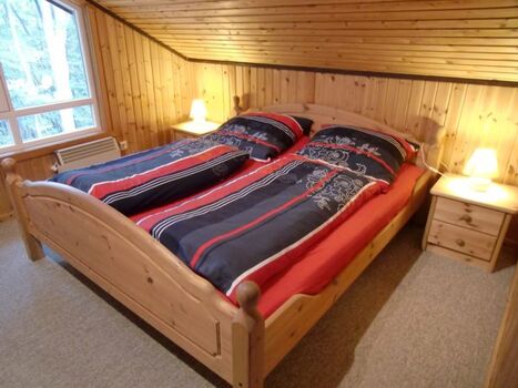 Schlafzimmer OG mit Bett 1,80m breit
