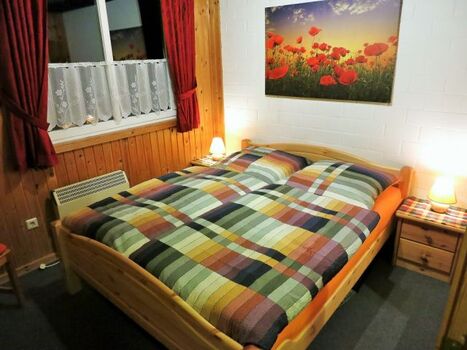 Schlafzimmer EG mit Bett 1,60m breit