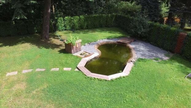 Hundeschwimmteich auf. Gemeinschaftsgrundstück