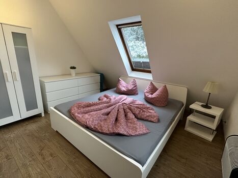 Schlafzimmer mit Doppelbett 1,80*2,00