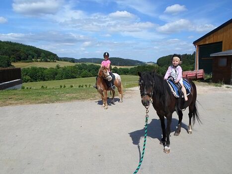 Ponyreiten am Hof